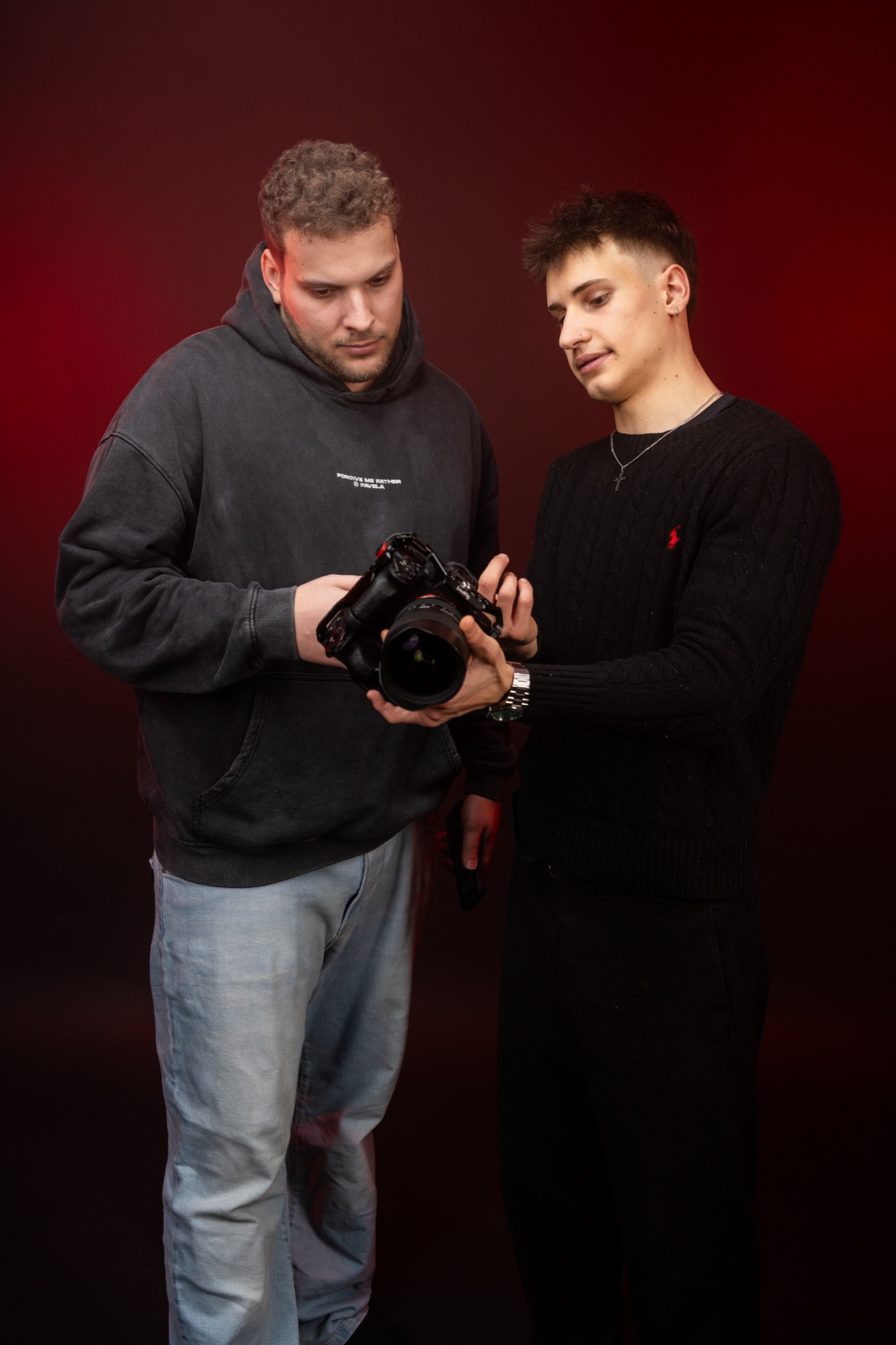 Gianluca und Marcel schauen gemeinsam auf eine Kamera